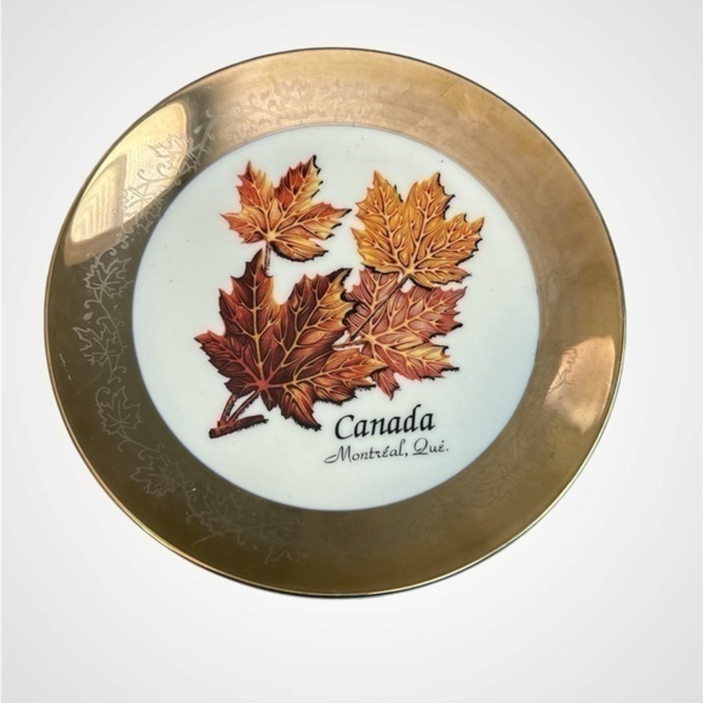 Decorative Canada 9.25” 22 Karat Gold Fort Frances Plate w/ Autumn Maple Leaves